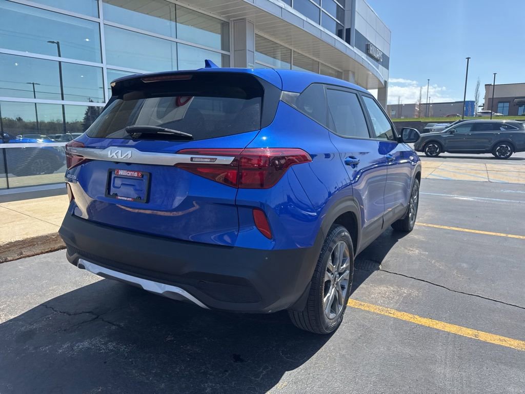 Used 2023 Kia Seltos LX AWD/4WD image 5