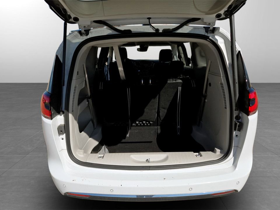 Used 2024 Chrysler Pacifica Touring-L image 32