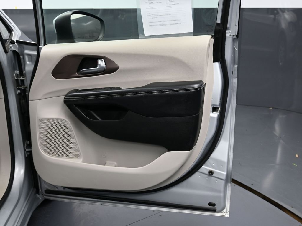 Used 2023 Chrysler Voyager LX image 37