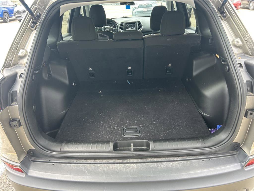 Used 2019 Jeep Cherokee Latitude w/ Cold Weather Group AWD/4WD image 14