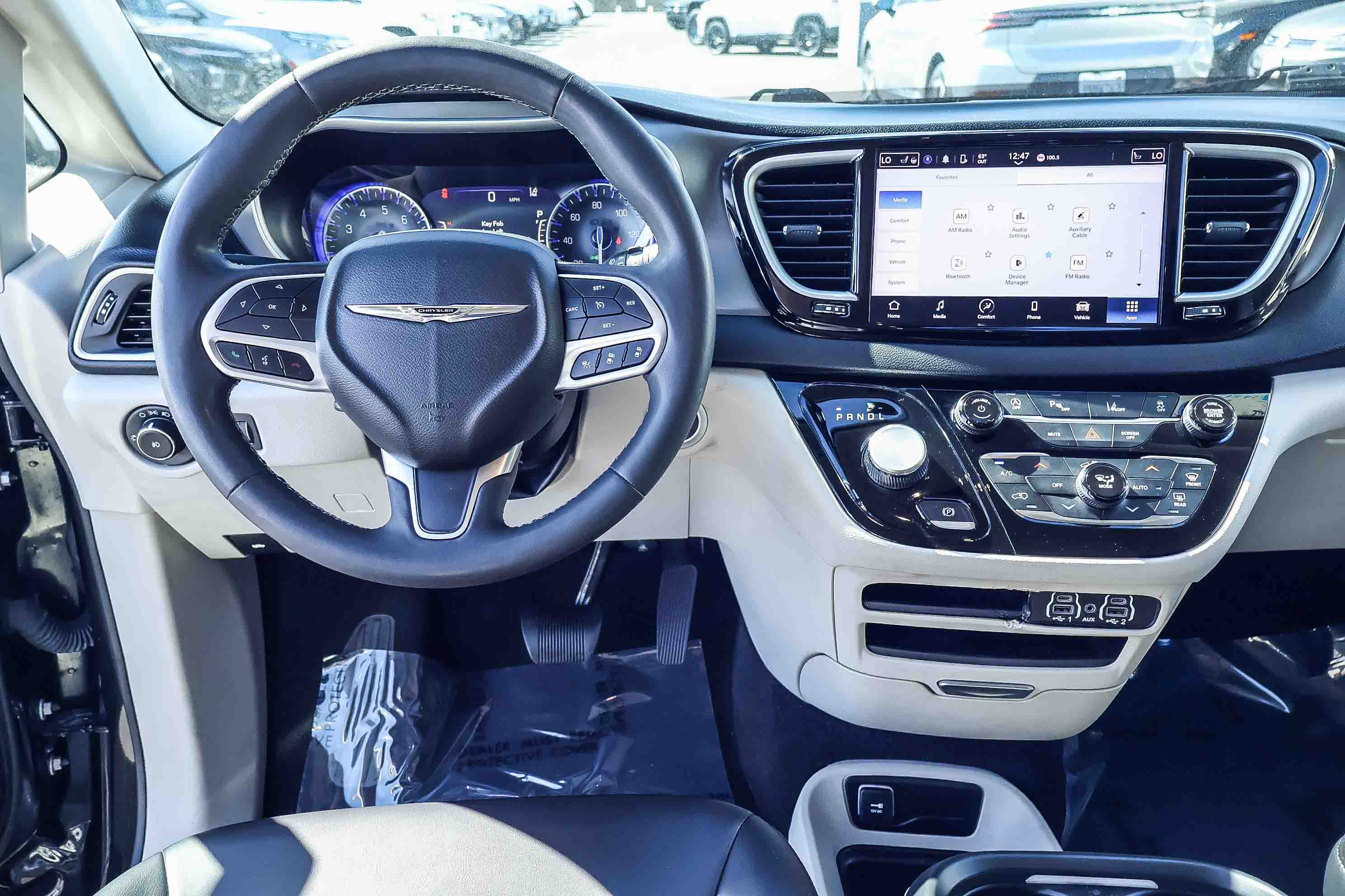 Used 2023 Chrysler Pacifica Touring-L image 3