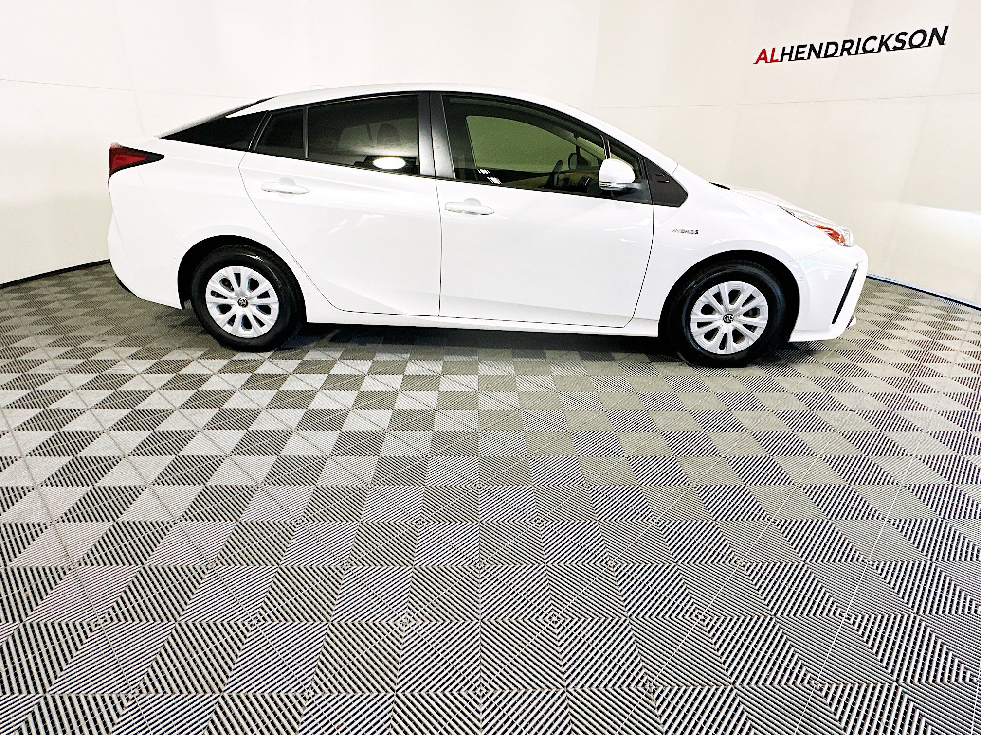 Used 2021 Toyota Prius XLE image 2