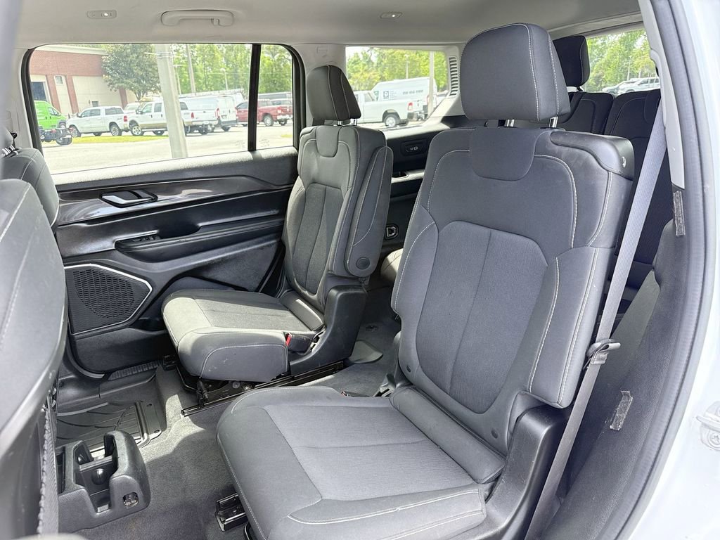 Used 2022 Jeep Grand Cherokee L Laredo w/ Luxury Tech Group I AWD/4WD image 15