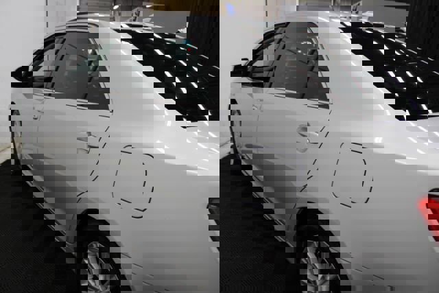 Used 2012 Toyota Camry XLE w/ Leather Pkg image 10