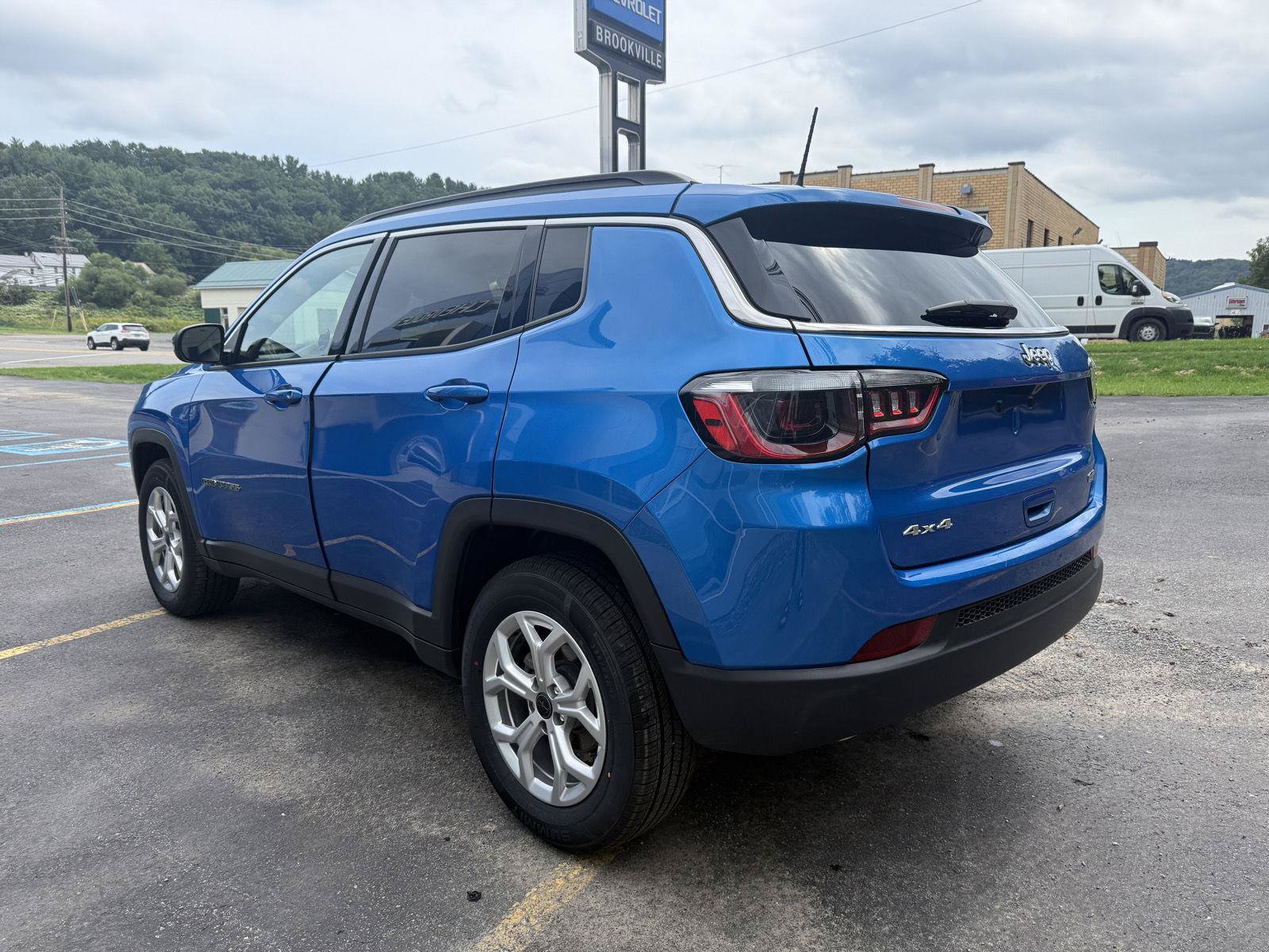 Used 2025 Jeep Compass Latitude AWD/4WD image 4