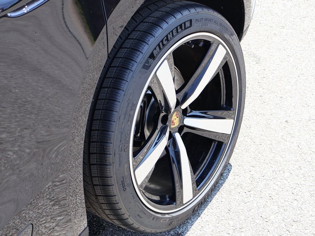 Certified 2025 Porsche Macan Turbo AWD/4WD image 37