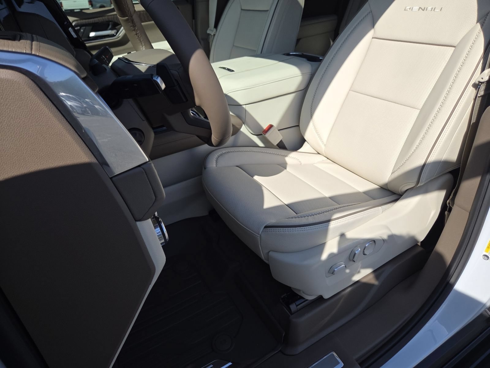 New 2026 GMC Yukon XL Denali w/ Denali Reserve Package AWD/4WD image 32