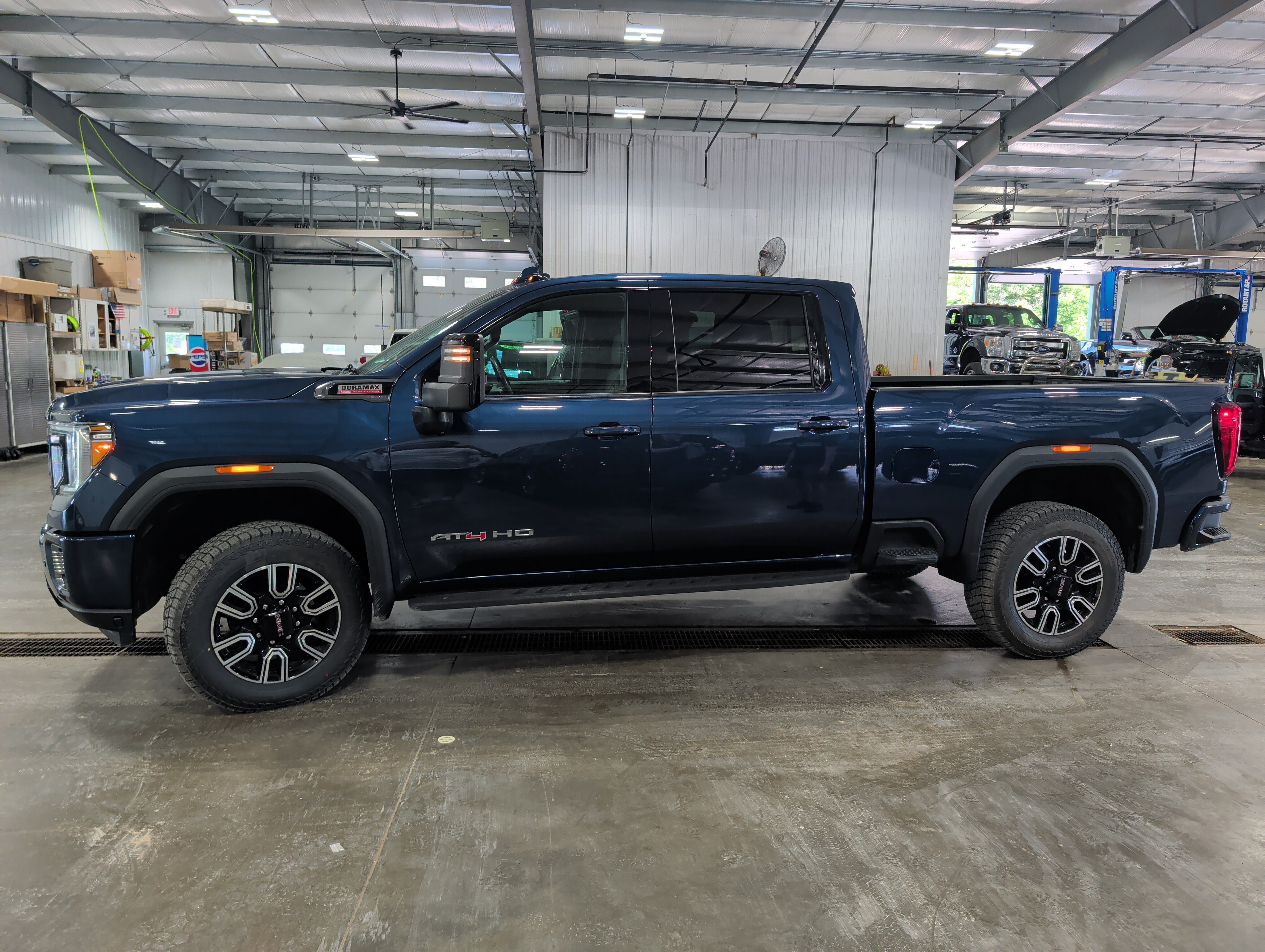 Used 2023 GMC Sierra 2500 AT4 w/ AT4 Premium Plus Package AWD/4WD image 5