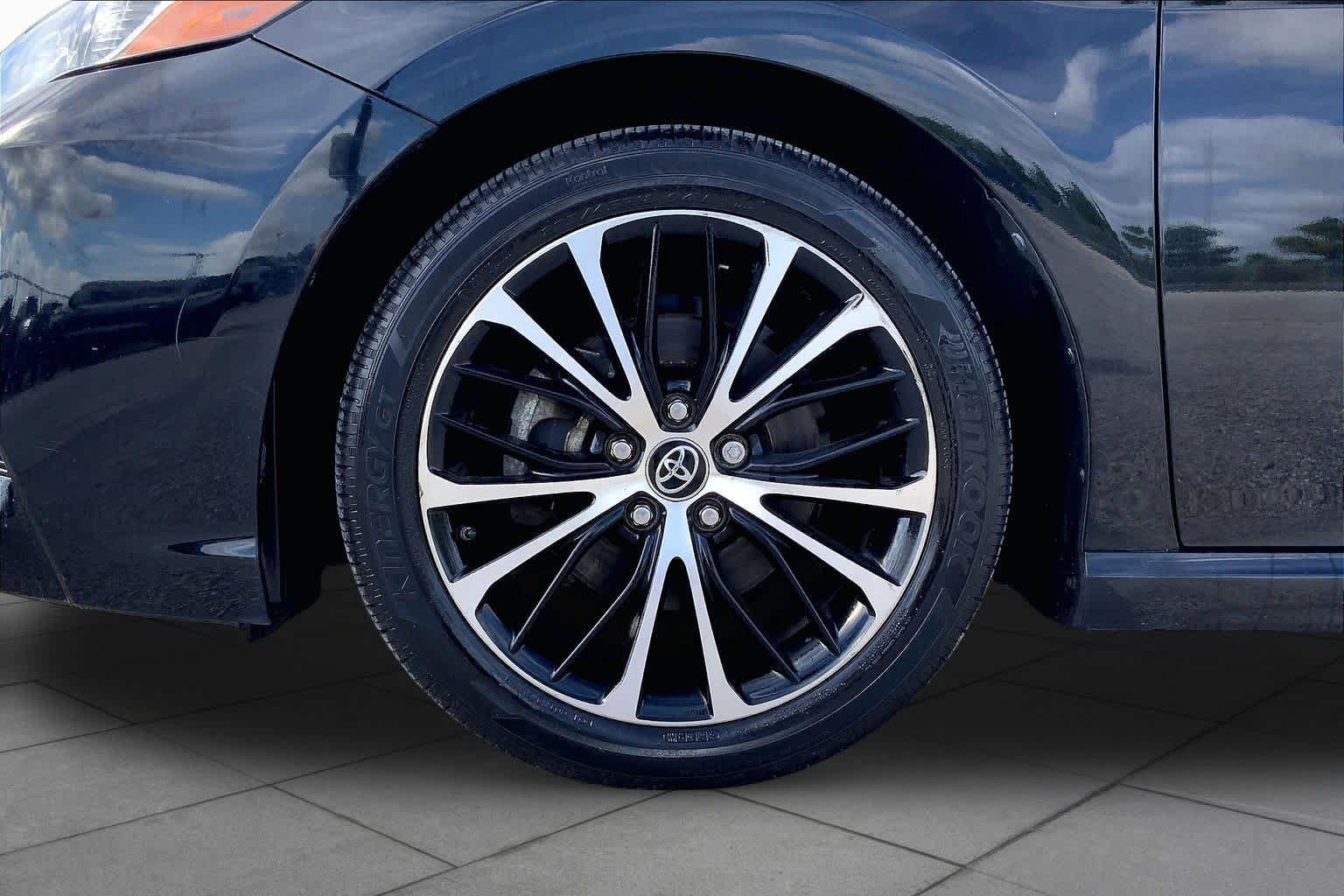 Used 2019 Toyota Camry SE w/ Convenience Package FWD image 11