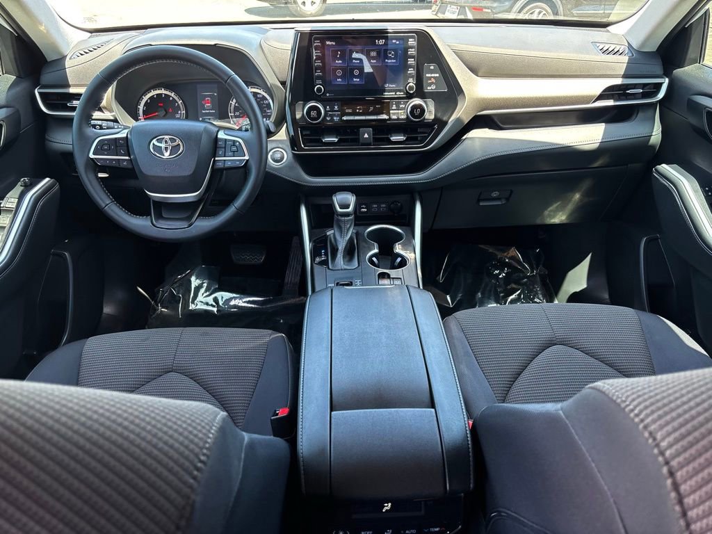 Used 2022 Toyota Highlander LE FWD image 22