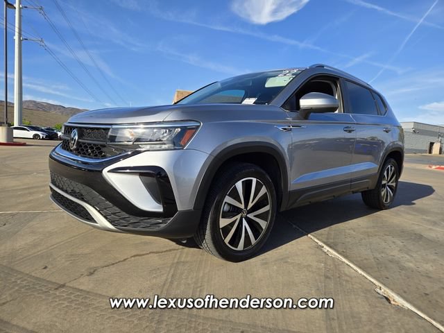 Used 2022 Volkswagen Taos SE FWD image 2