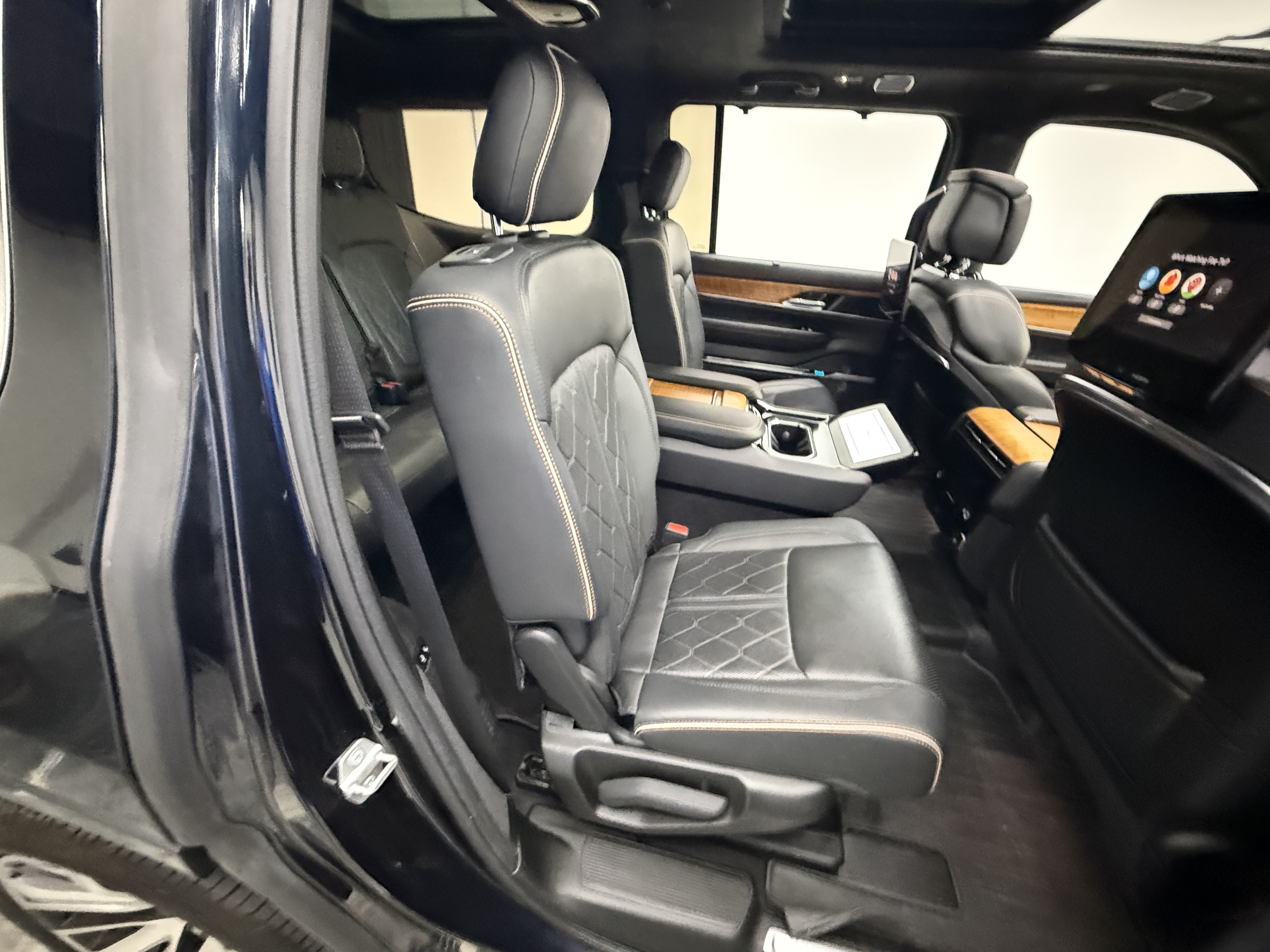 Used 2022 Jeep Grand Wagoneer Series III w/ Rear-Seat Entertainment Group AWD/4WD image 28