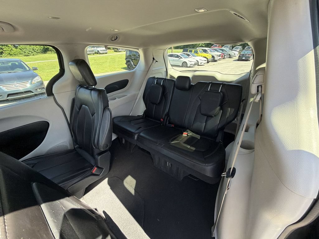 Used 2023 Chrysler Pacifica Touring-L FWD image 22