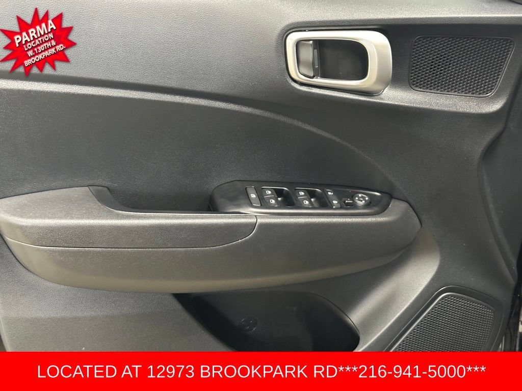 Used 2023 Hyundai Venue SEL FWD image 7