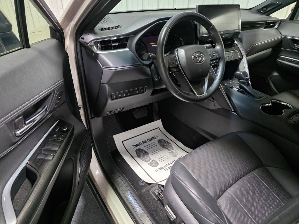 Used 2021 Toyota Venza Limited AWD/4WD image 7