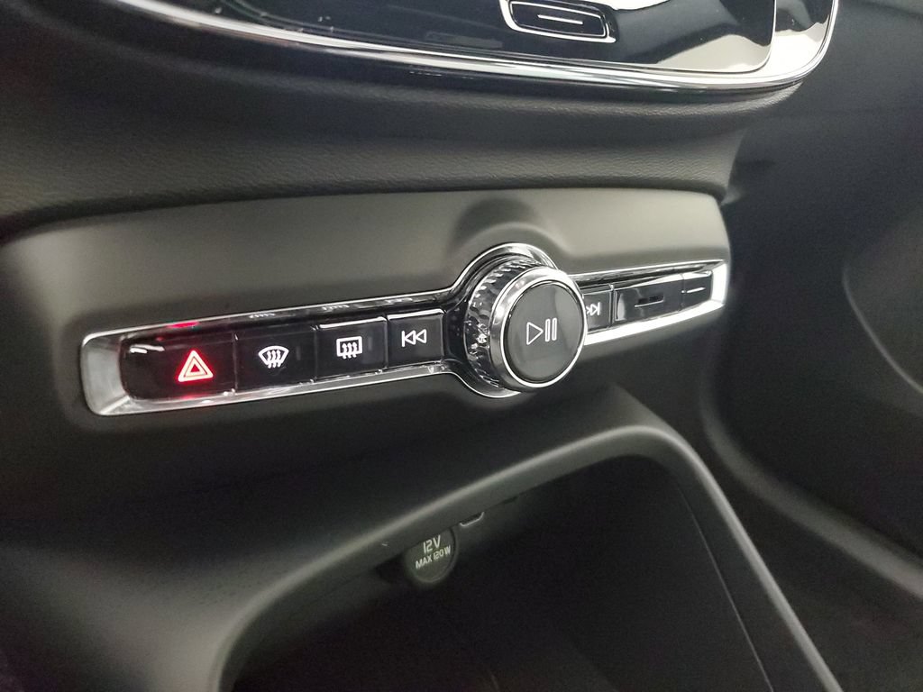 Certified 2026 Volvo XC40 B5 Core AWD/4WD image 32