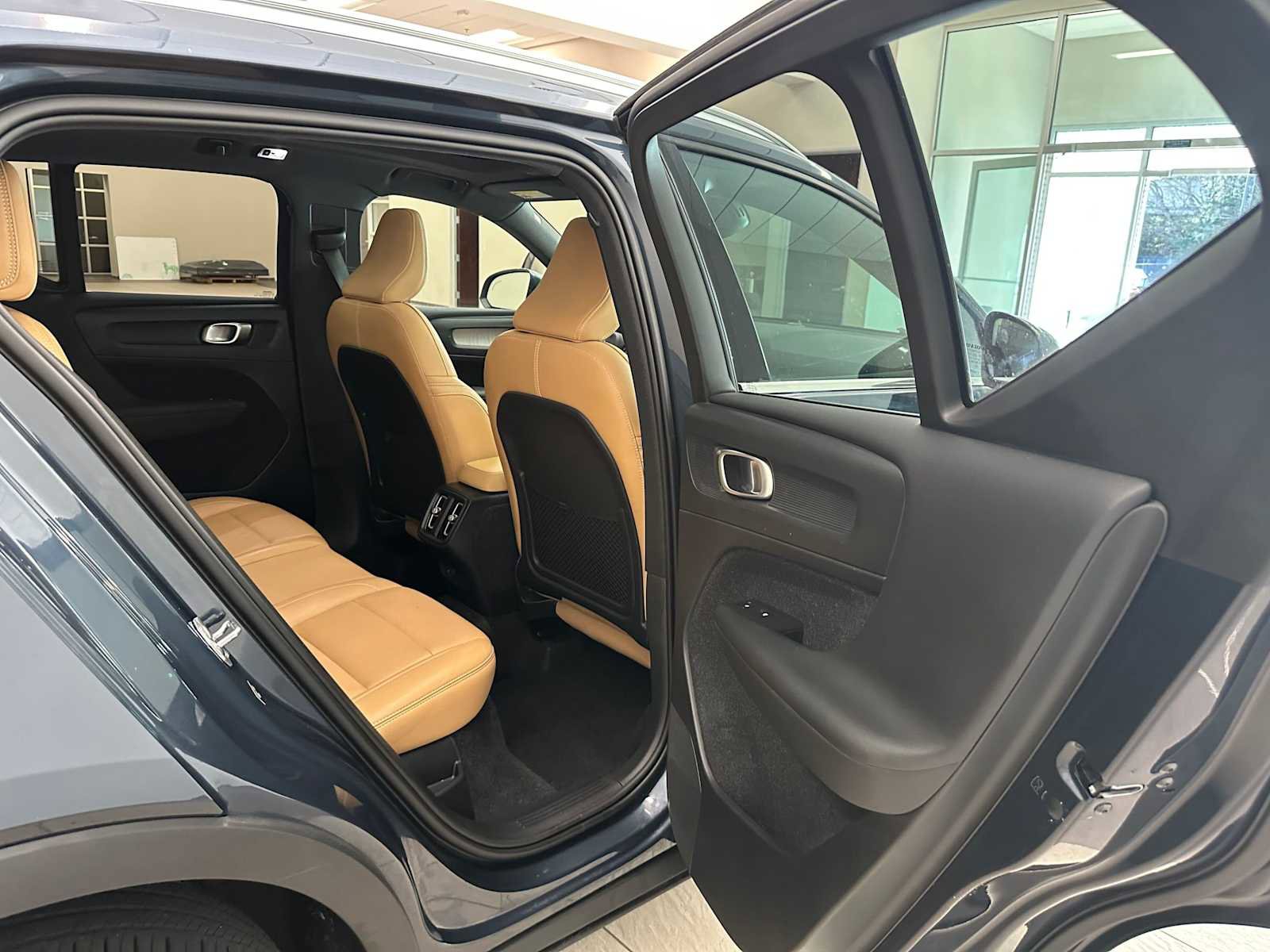 Used 2020 Volvo XC40 T5 Inscription w/ Protection Package Premier image 27