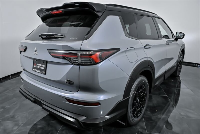 New 2025 Mitsubishi Outlander AWD image 8