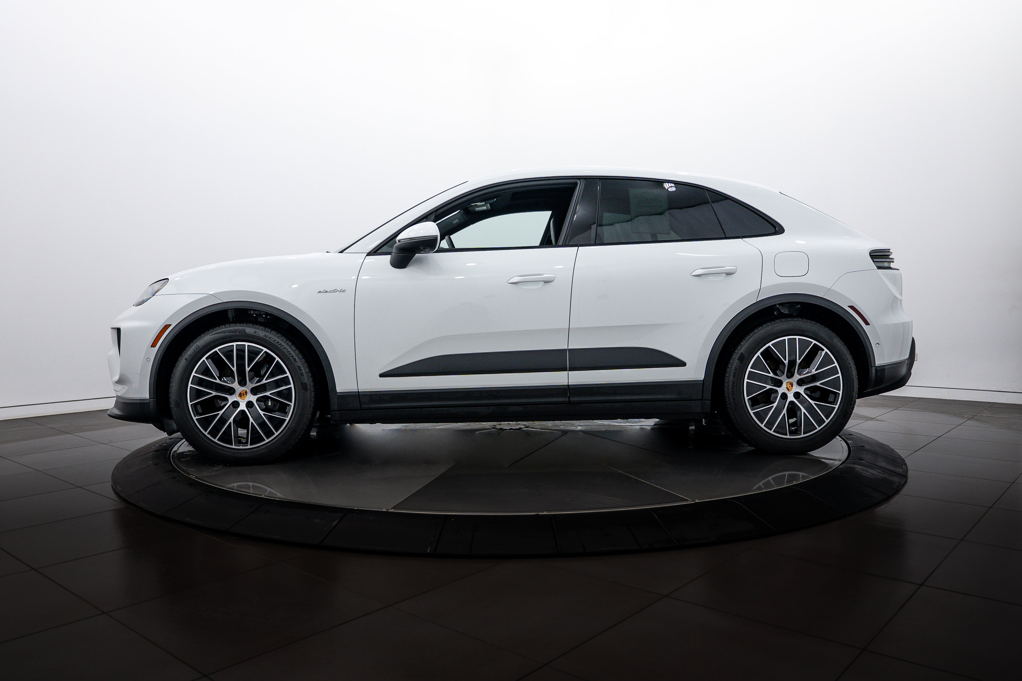 Certified 2025 Porsche Macan Electric image 2