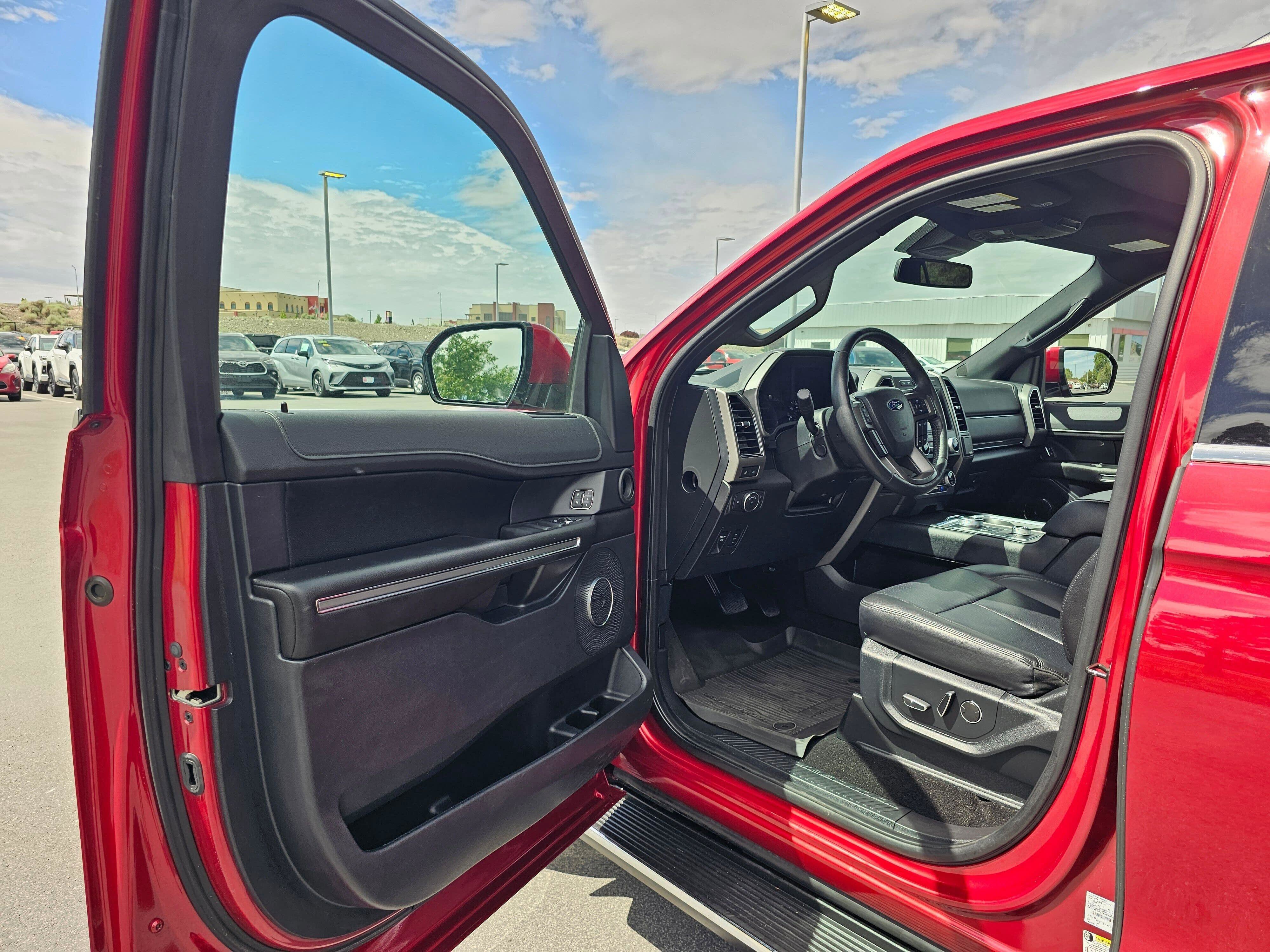 Used 2019 Ford Expedition XLT w/ Equipment Group 202A AWD/4WD image 18