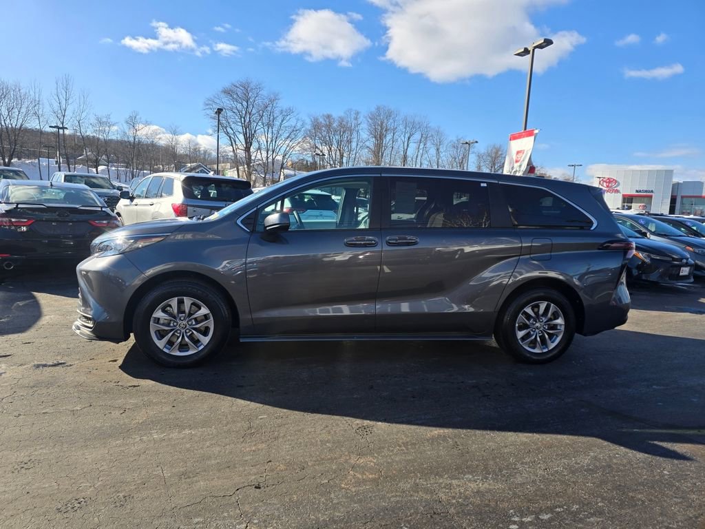 Used 2025 Toyota Sienna LE image 3