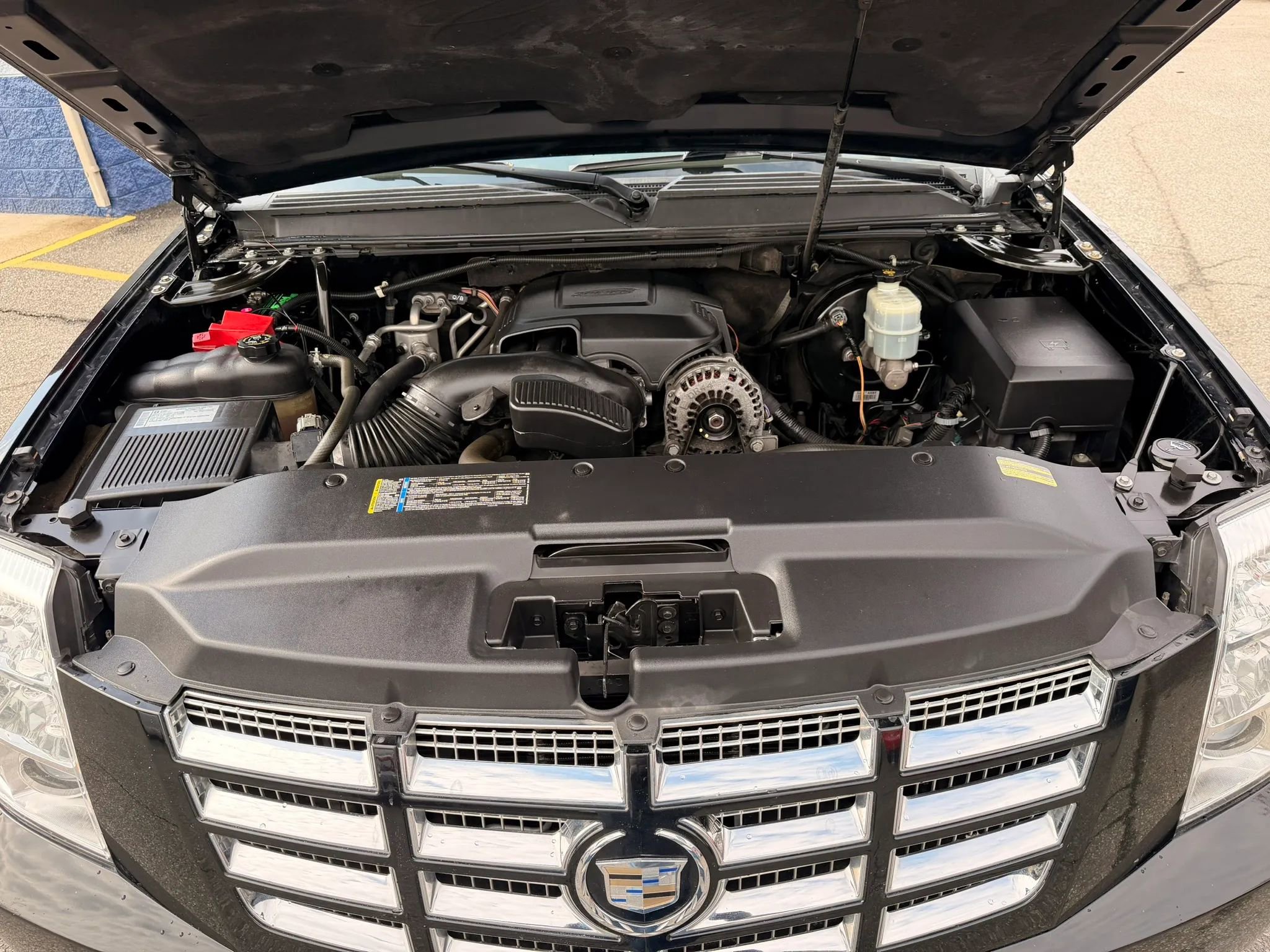 Used 2010 Cadillac Escalade Premium image 25