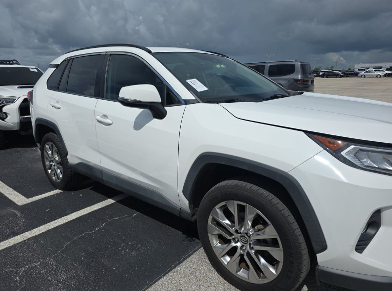 Used 2020 Toyota RAV4 XLE Premium FWD image 5