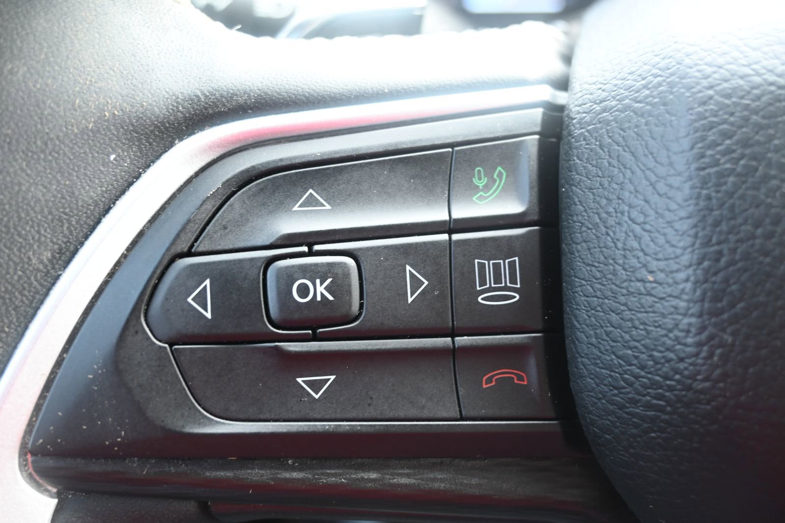 Used 2023 Jeep Grand Cherokee Laredo w/ Luxury Tech Group I image 9