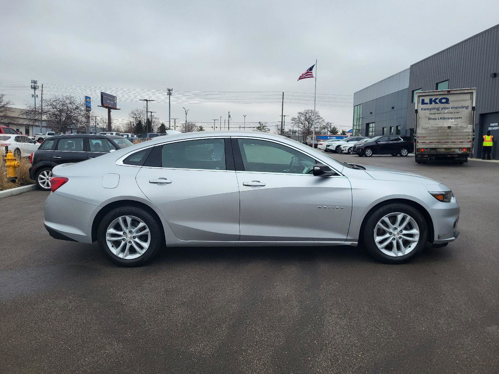 Used 2018 Chevrolet Malibu LT image 2