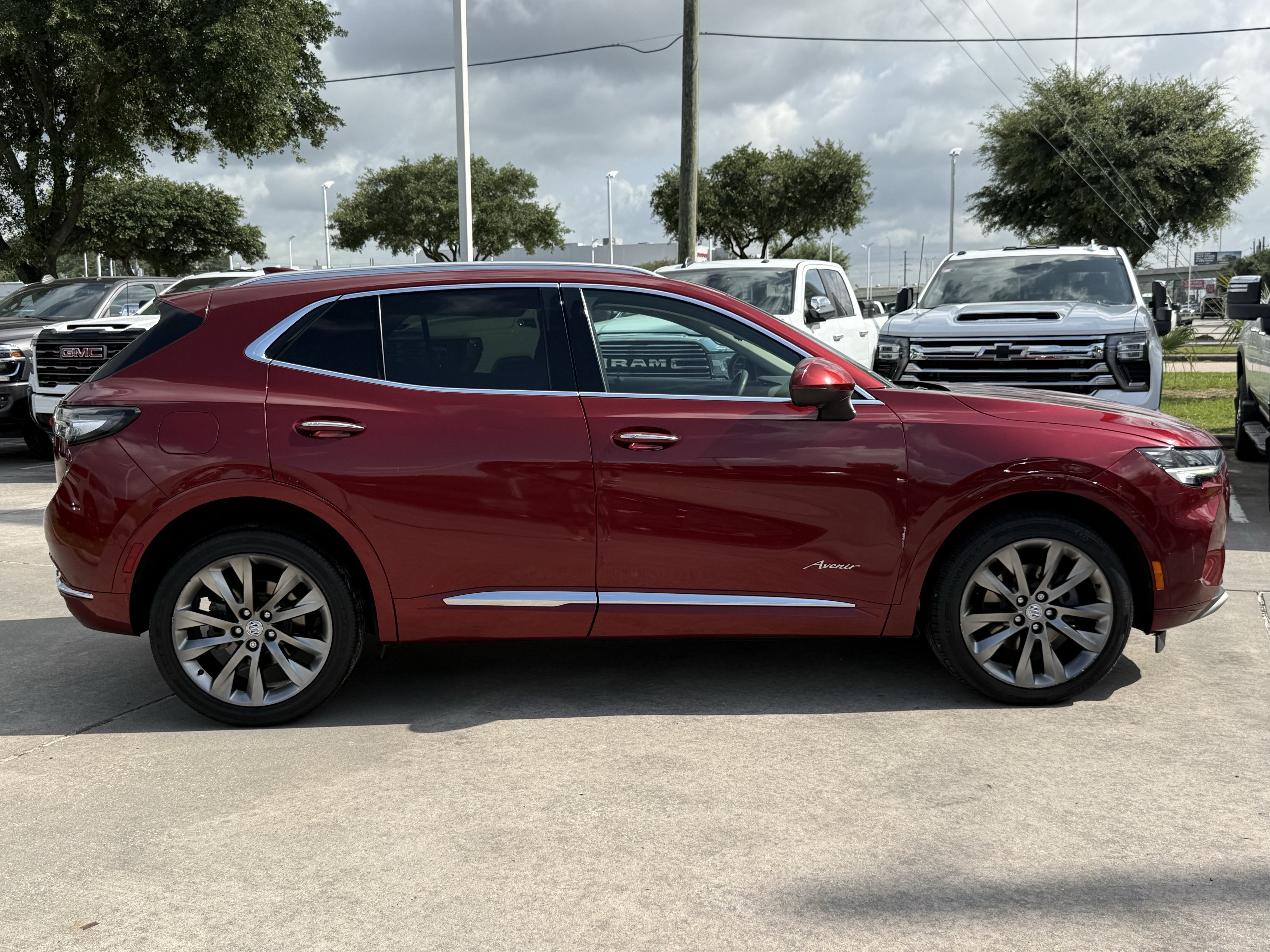 Used 2022 Buick Envision Avenir w/ Technology Package II FWD image 3