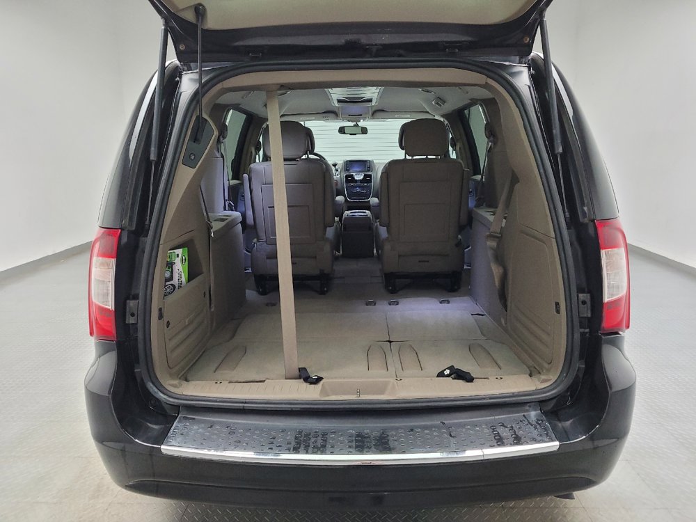 Used 2016 Chrysler Town & Country Touring FWD image 29