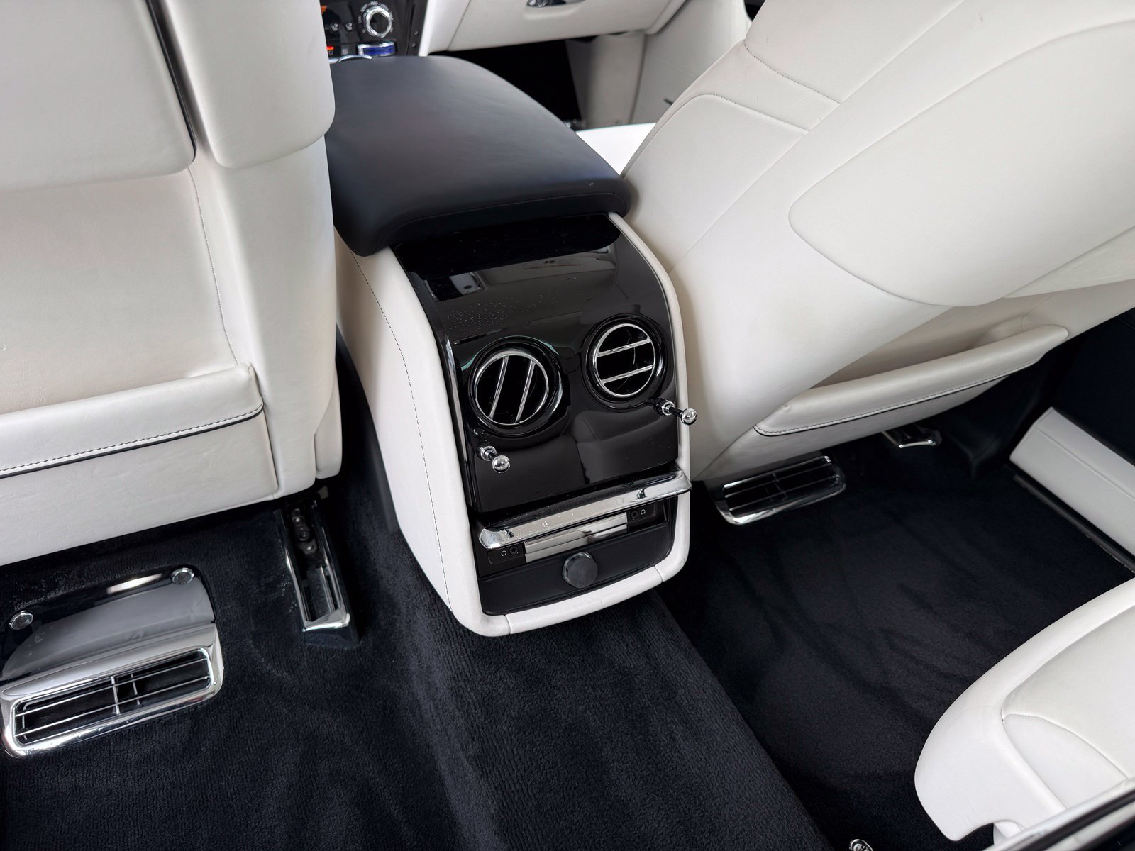 Used 2022 Rolls-Royce Phantom Sedan RWD image 33