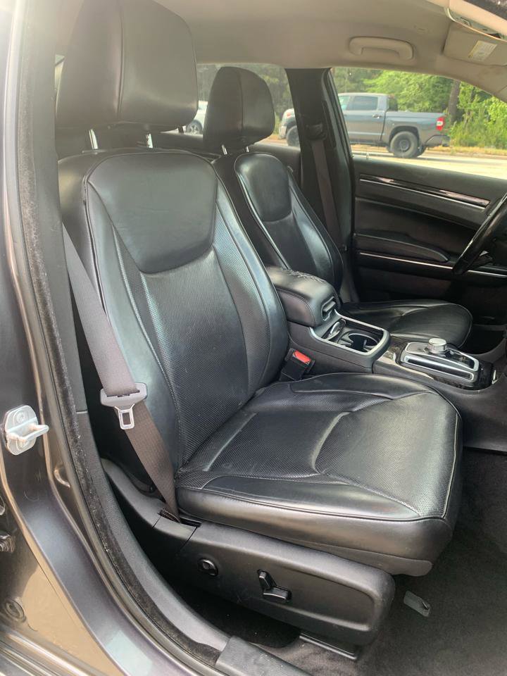 Used 2018 Chrysler 300 Limited RWD image 9