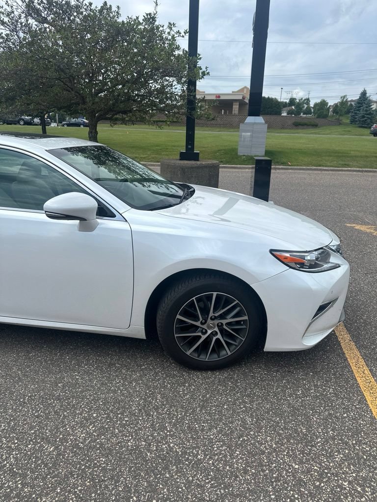 Used 2017 Lexus ES 350 w/ Luxury Package FWD image 2
