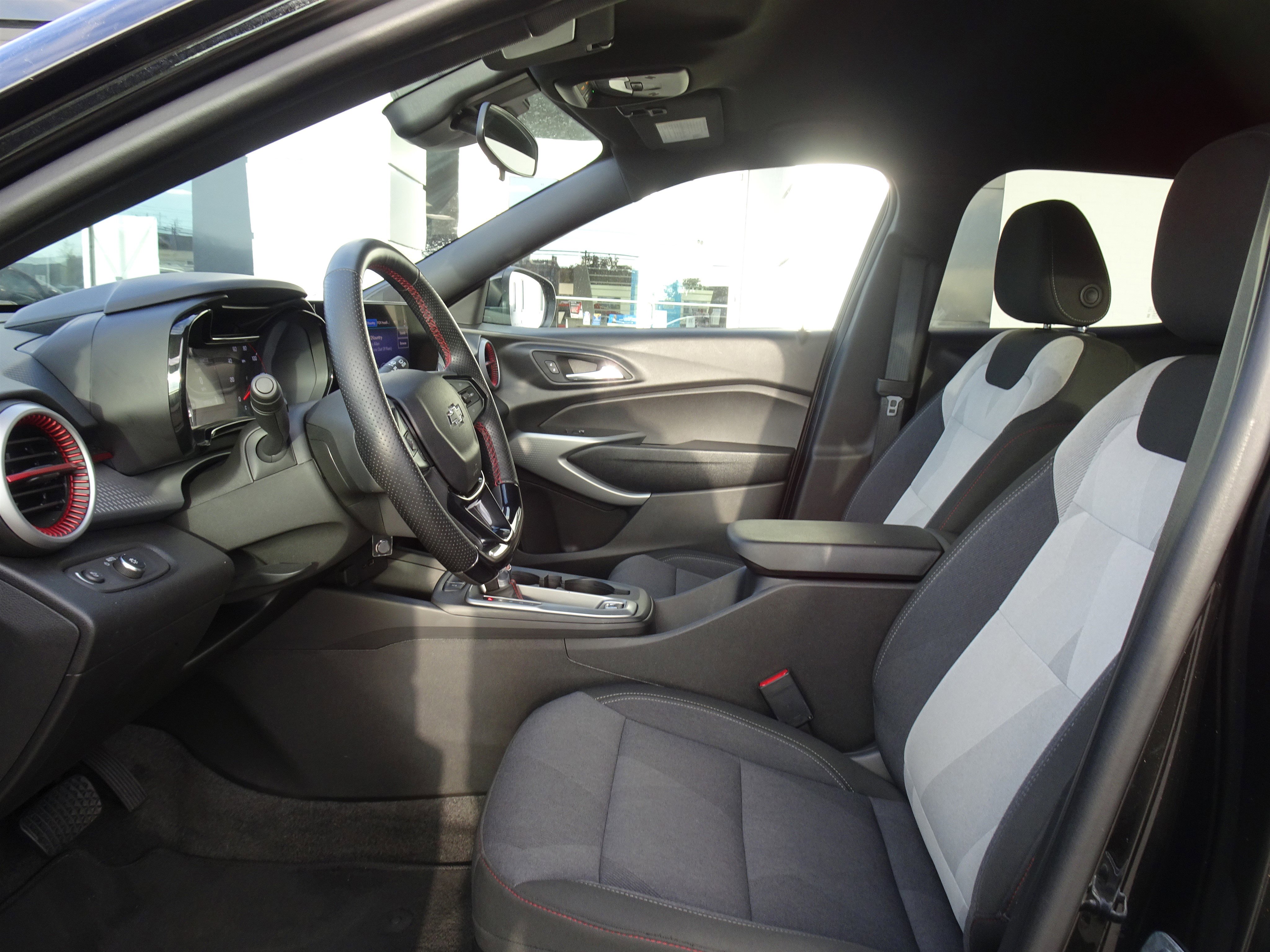 Used 2025 Chevrolet Trax RS image 10