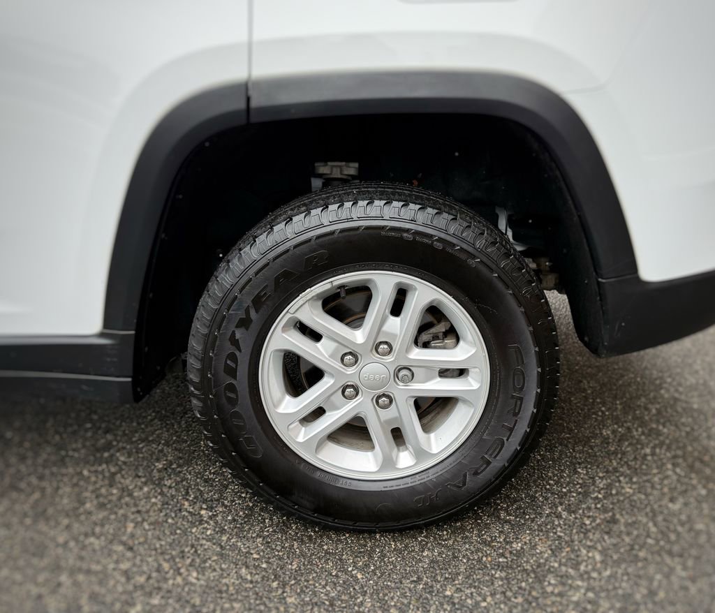 Used 2023 Jeep Grand Cherokee Laredo image 16