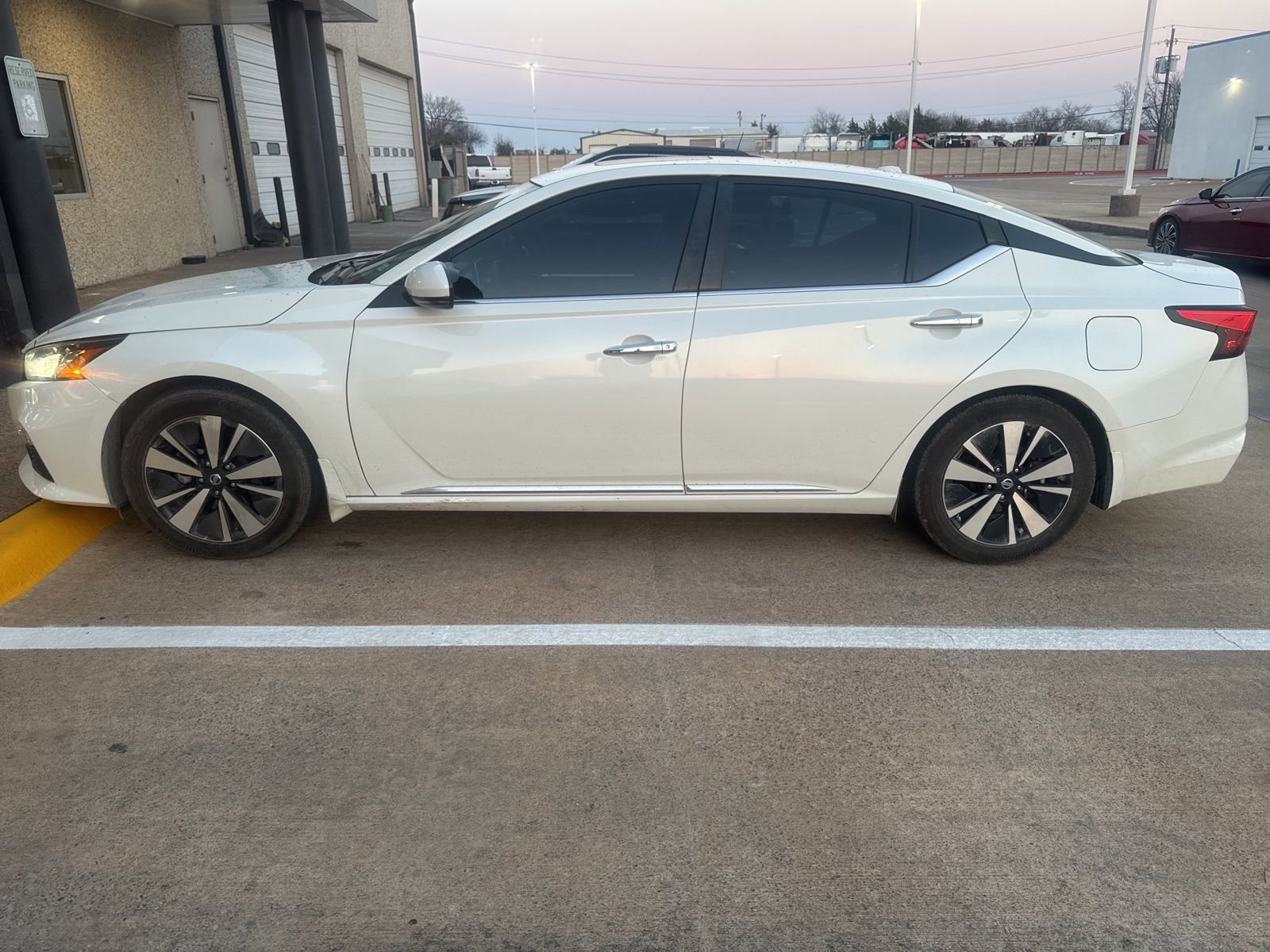 Used 2022 Nissan Altima 2.5 SV w/ SV Premium Package image 2
