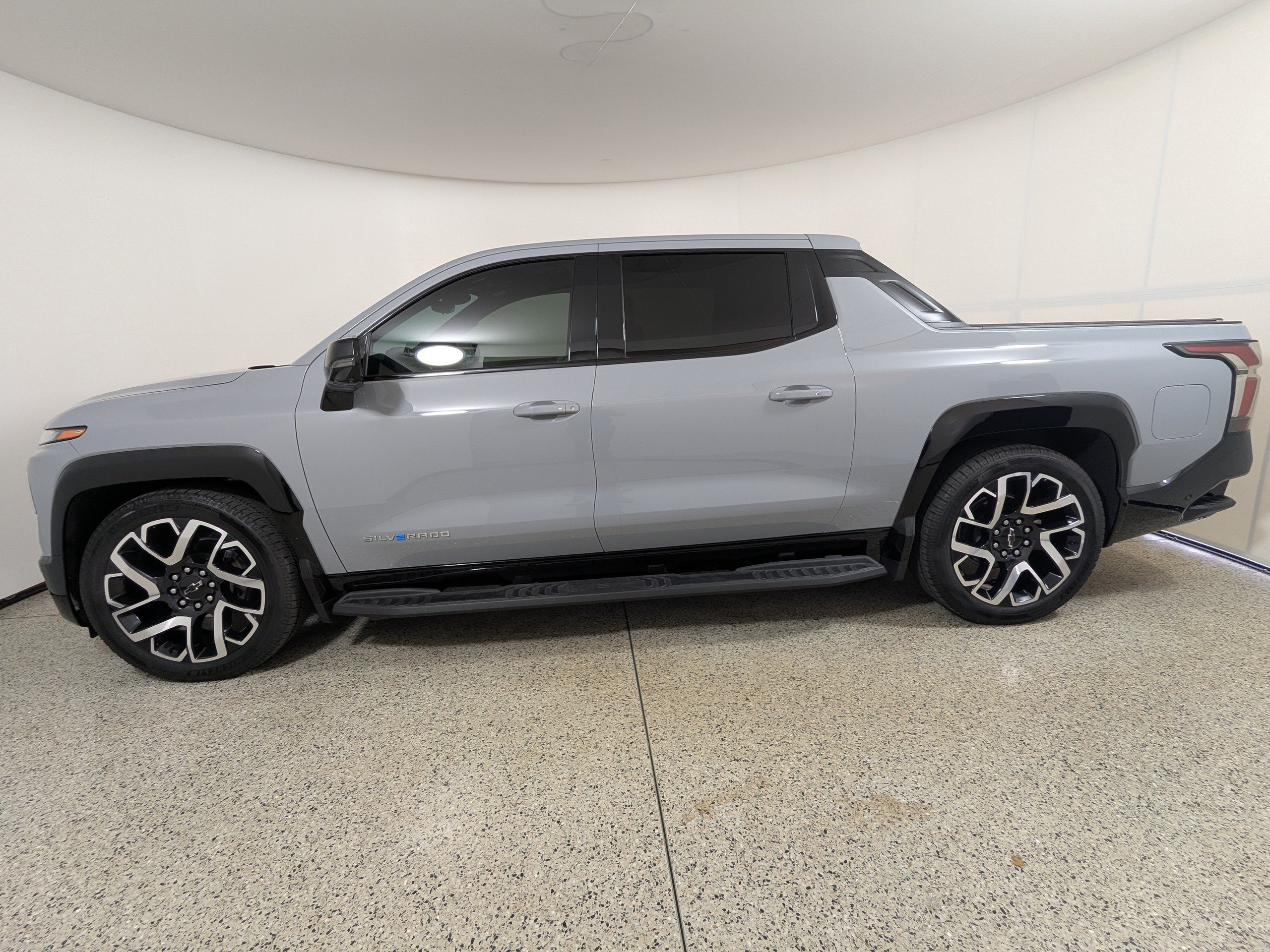 Used 2025 Chevrolet Silverado EV RST AWD/4WD image 5