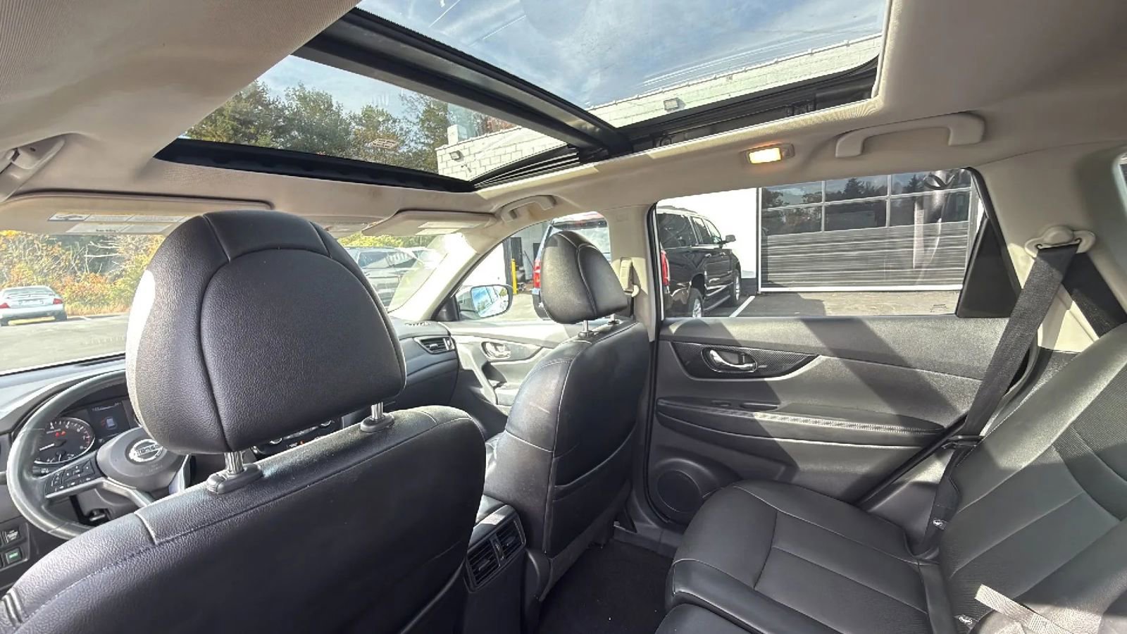 Used 2017 Nissan Rogue SL w/ SL Premium Package image 32