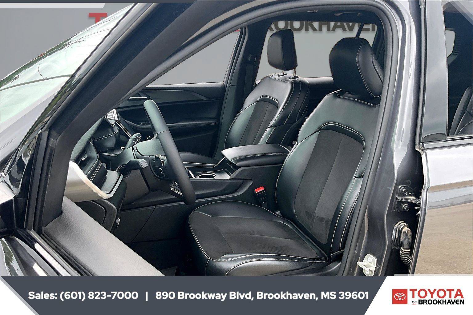 Used 2023 Jeep Grand Cherokee L Laredo AWD/4WD image 18