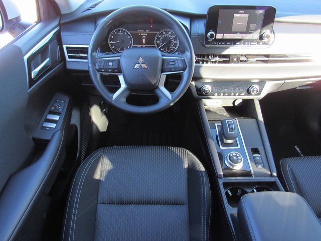 Used 2024 Mitsubishi Outlander ES image 11