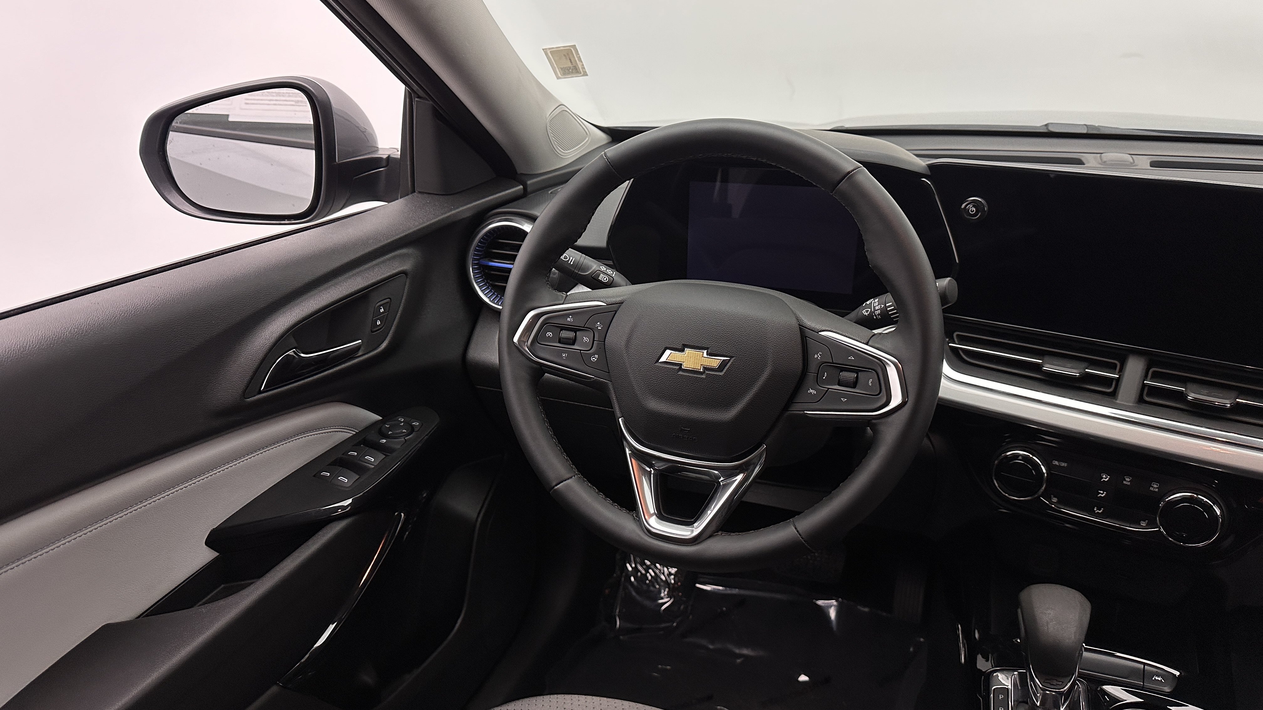 Used 2025 Chevrolet Trax LT w/ LT Convenience Package FWD image 23