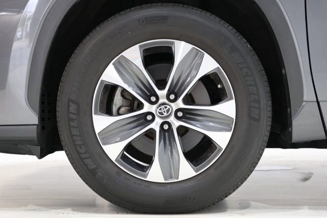Used 2023 Toyota Highlander XLE image 9