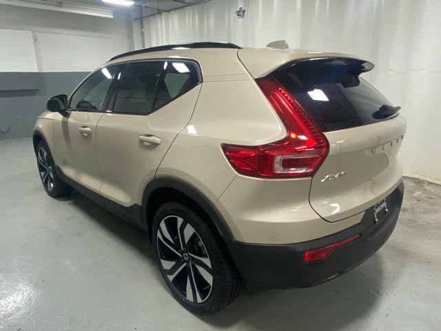 Certified 2025 Volvo XC40 B5 Ultra image 2