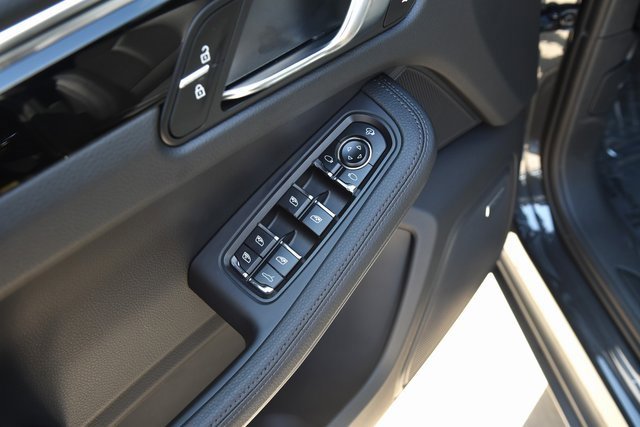 Certified 2025 Porsche Macan image 28