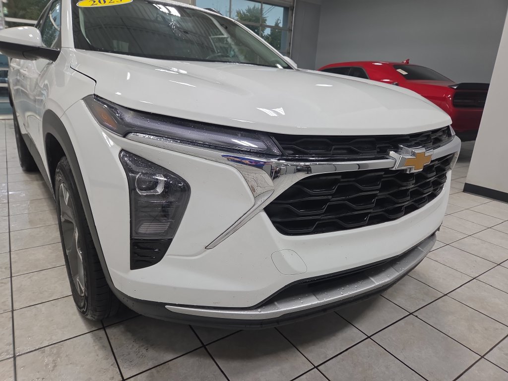 Used 2025 Chevrolet Trax LT w/ LT Convenience Package FWD image 21