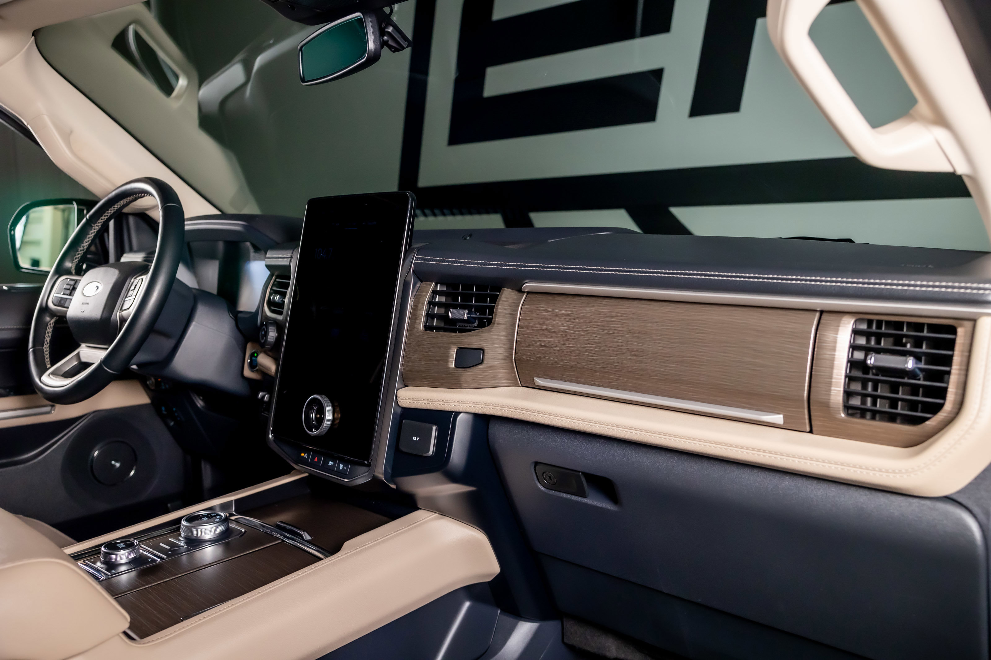 Used 2023 Ford Expedition Limited image 23