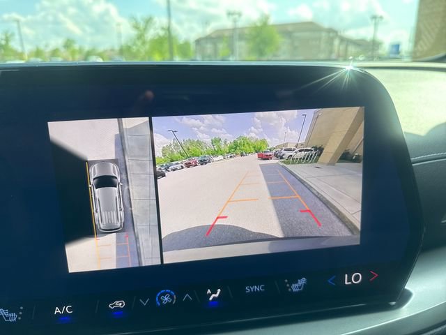 Used 2024 Chevrolet Traverse LT w/ Trailering Package FWD image 16