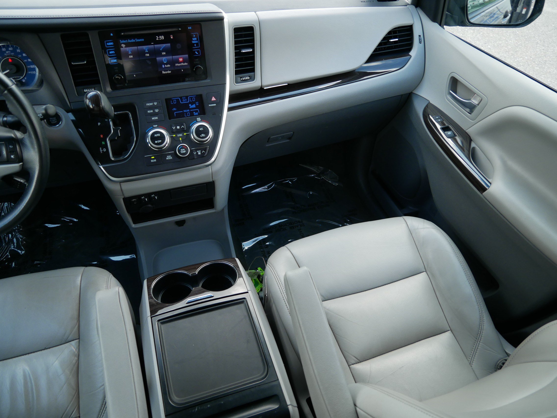 Used 2015 Toyota Sienna XLE w/ XLE Navigation Package FWD image 11