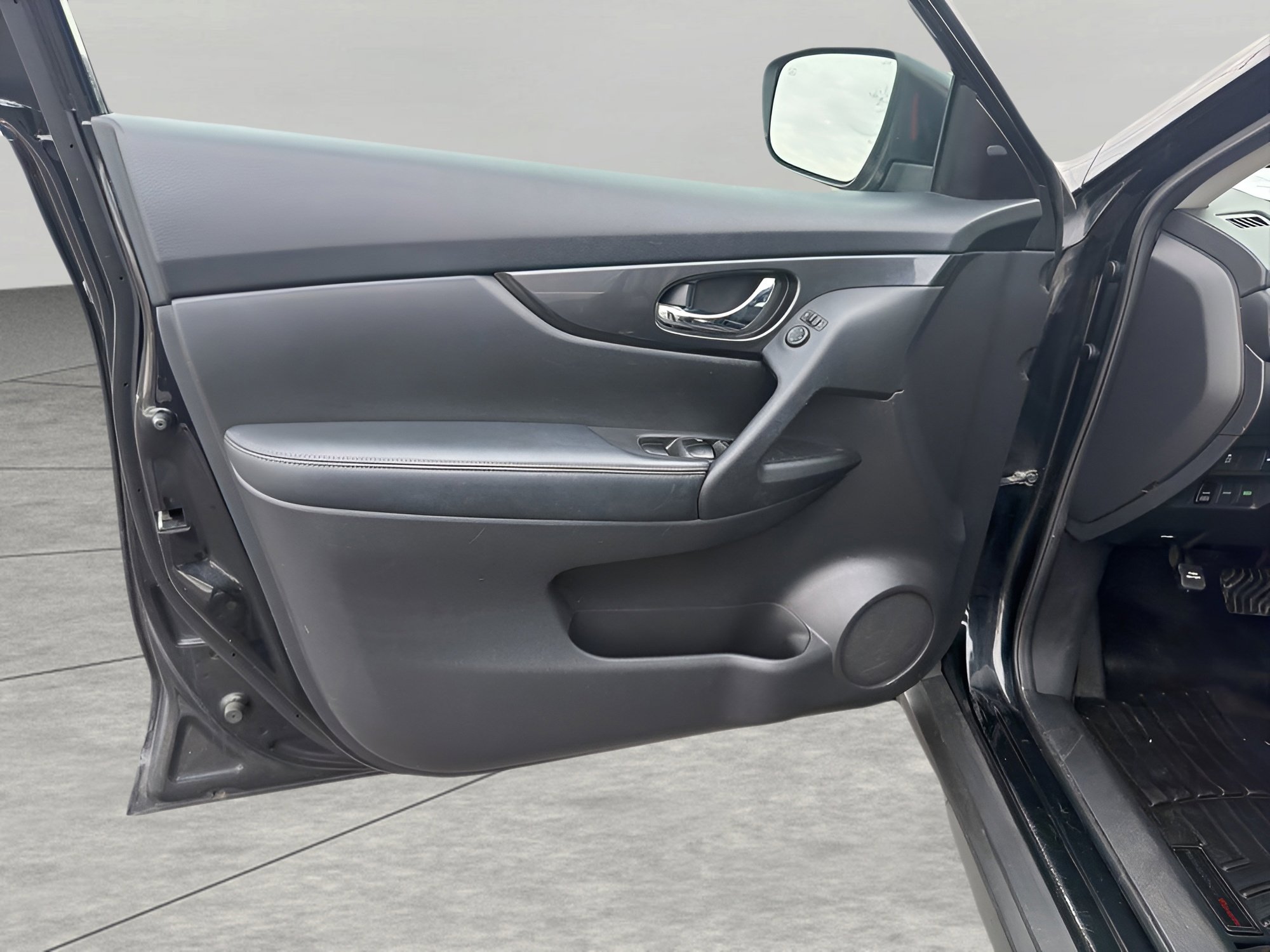 Used 2018 Nissan Rogue SV image 25